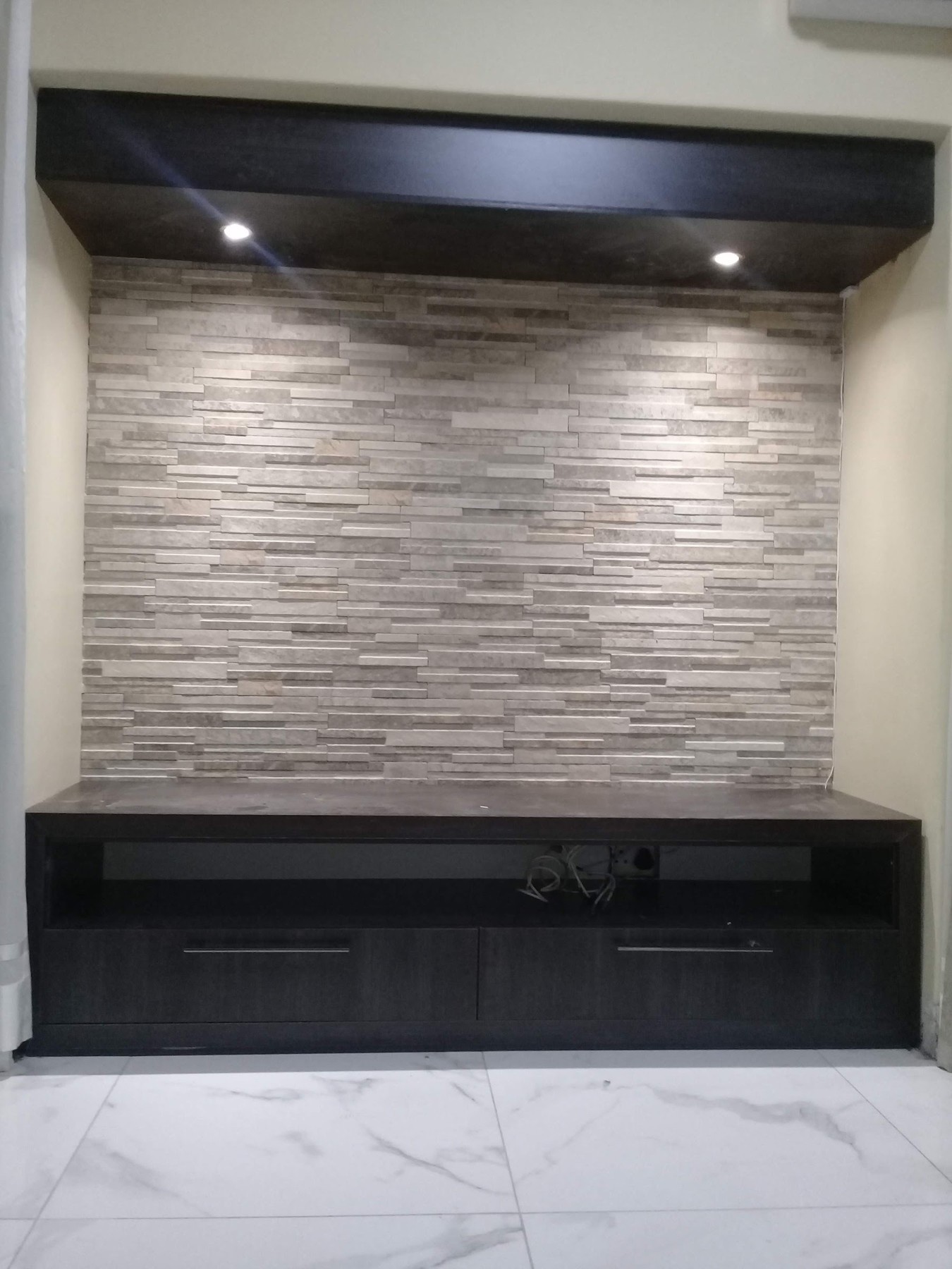 Sitting room feature wall by Berachas Wood Works